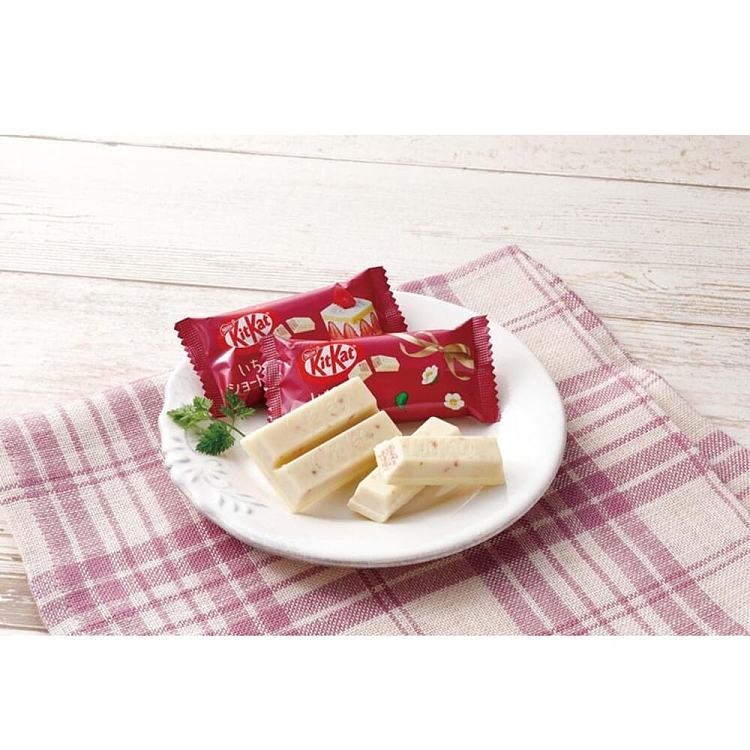 nestle-kitkat-chocolate-cookies-strawberry-cake-flavor-105g-2