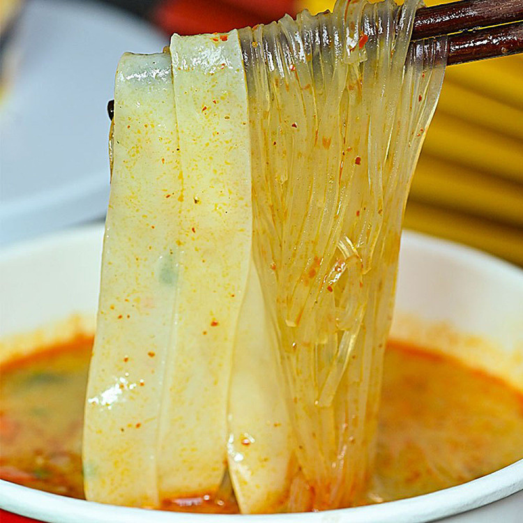 hi-eat-family-casserole-noodle-with-two-lumps-of-spicy-beef-flavor-156g3-2