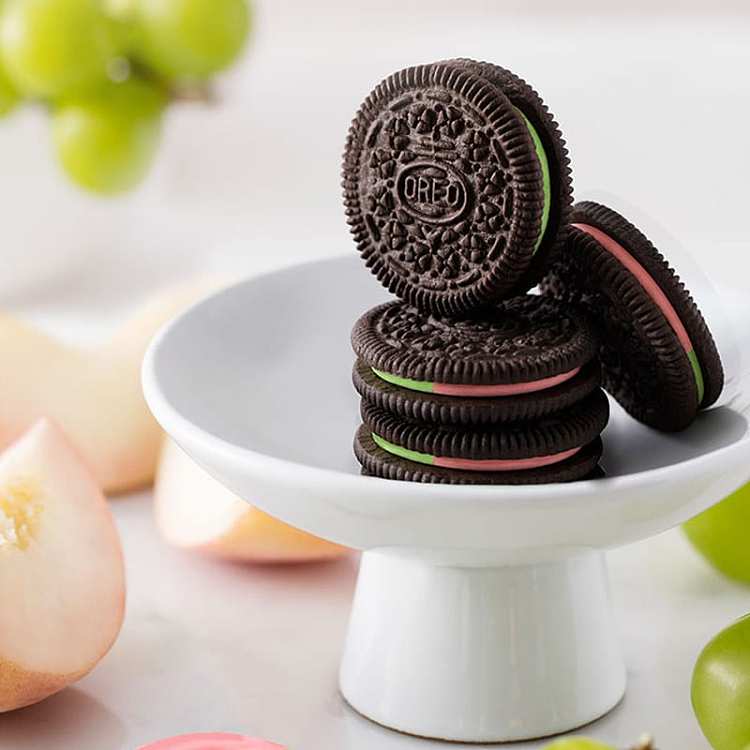 oreo-sandwich-cookies-grape-peach-flavor-4-pack-into-194g-3
