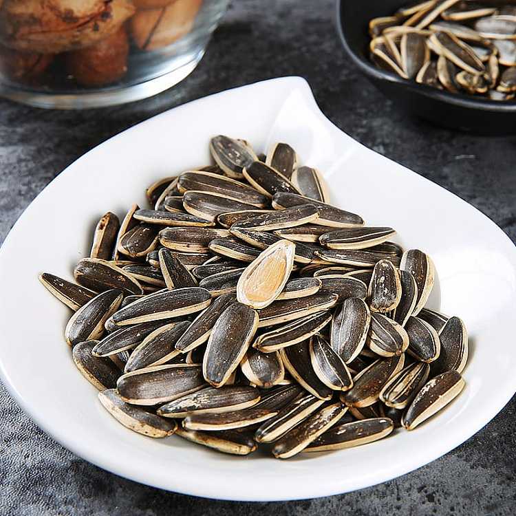 qiaqia-royal-sunflower-seeds-with-walnut-flavor-110g-3