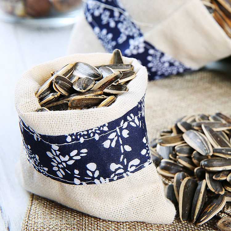 qiaqia-royal-sunflower-seeds-with-walnut-flavor-110g-4