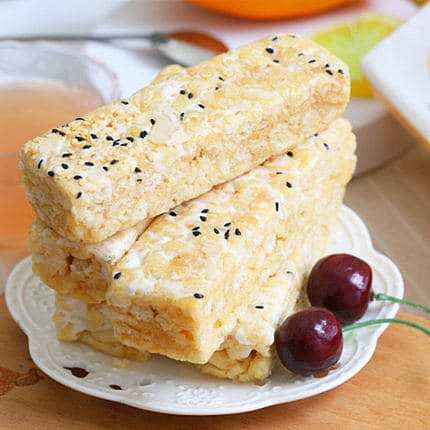 amoy-bear-milk-cover-almond-sachima-380g-2