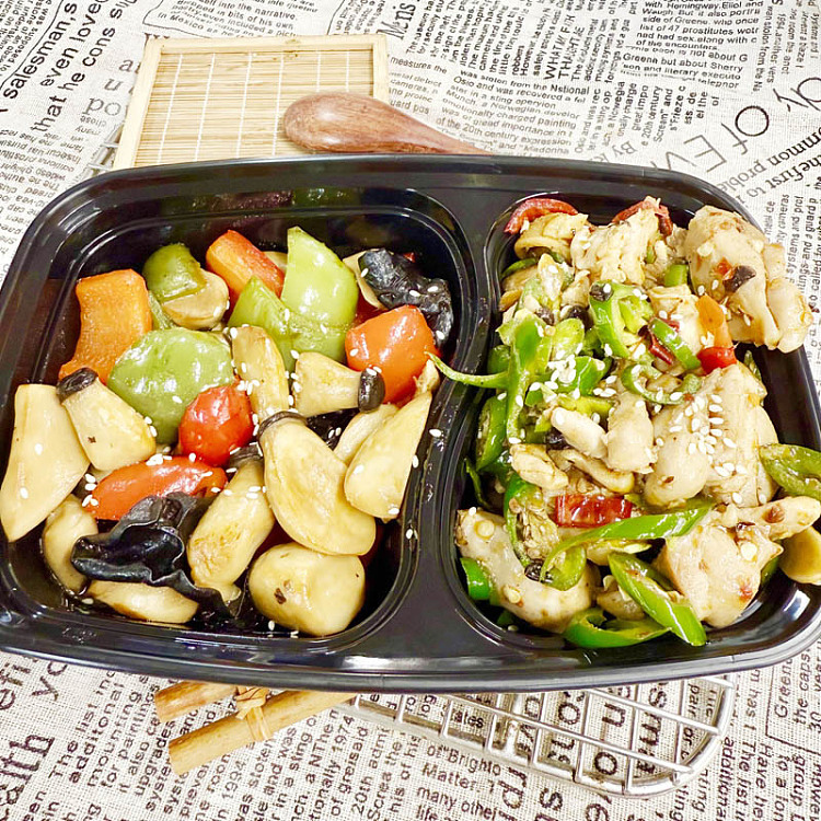 700-szechuan-style-stir-fried-diced-chicken-thighs-medium-spicy-stir-fried-wooden-fungus-with-baby-mushrooms-1000ml-box-1