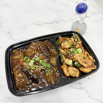 1823川式风味小炒鸡腿丁（辣）+红烧茄子（1000ml盒装）【约600g】