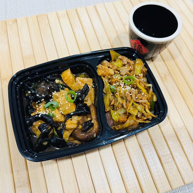 stir-fried-shredded-pork-with-scallions-mushroom-fungus-and-tofu-soaked-in-tofu-1