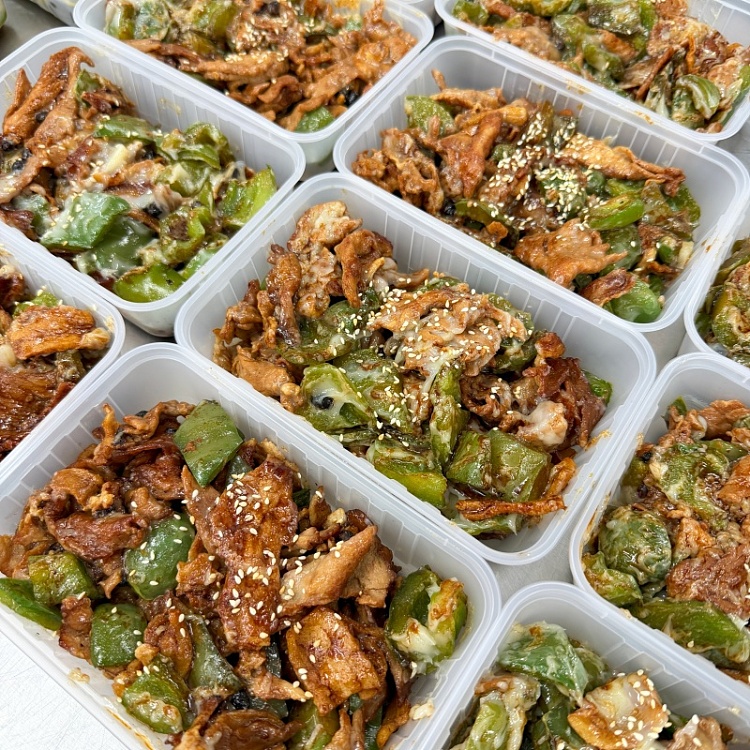 1190-new-chefs-black-bean-and-green-pepper-stir-fried-pork-mild-750ml-box-approx-300g-1
