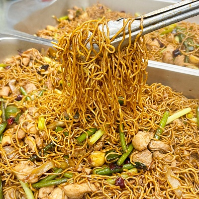 辣味鸡肉蒸面（焖面）（蒜苔，鸡肉，洋葱，面）（750ml盒装）（约430g）【限时特价】